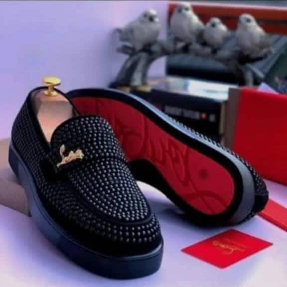 Luxury Dress Shoes with Gold Crest & Red Sole
