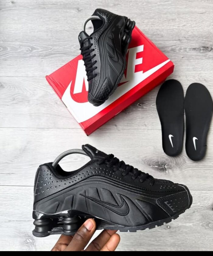Nike Shox R4 Triple Black Sneakers